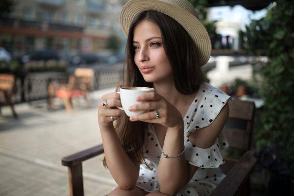 девушка с чашкой кофе